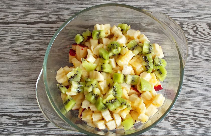 1. Этап. Фруктовый салат с творогом: Киви очистите от кожуры, нарежьте кубиком. Переложите в салатник.