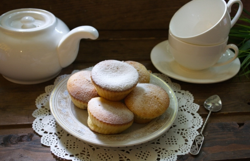 1. Этап. Вкусные кексы: Еще одной столовой ложкой теста закройте варенье, чтобы его не было видно на уровне сырого теста. Разогрейте духовку до 160 градусов. Выпекайте кексы в духовке до 15 минут. Извлеките кексы из формочек. Дайте им остыть. Присыпьте кексы сахарной пудрой и подавайте к столу.