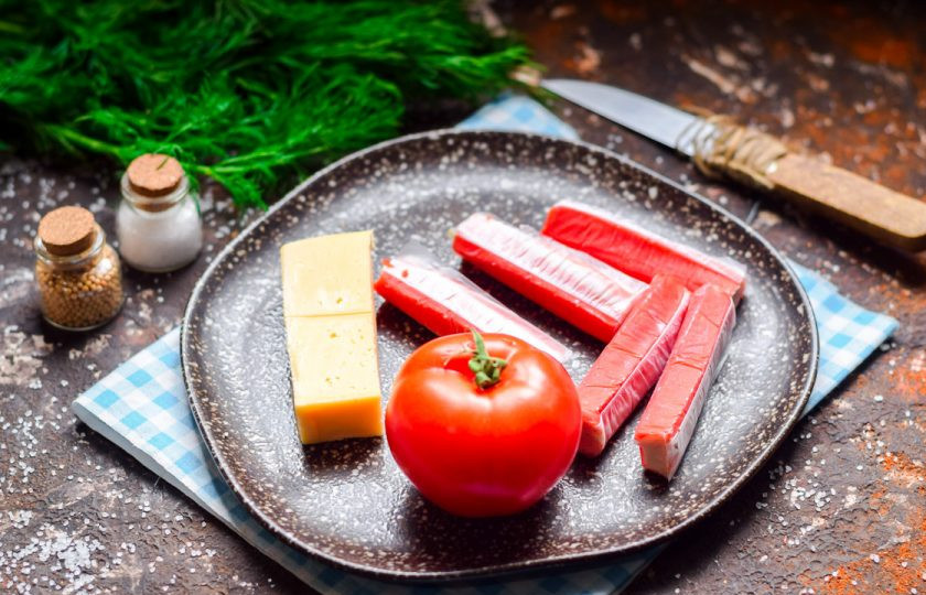 1. Этап. Салат из сыра, помидоров и крабовых палочек: Подготовьте ингредиенты.