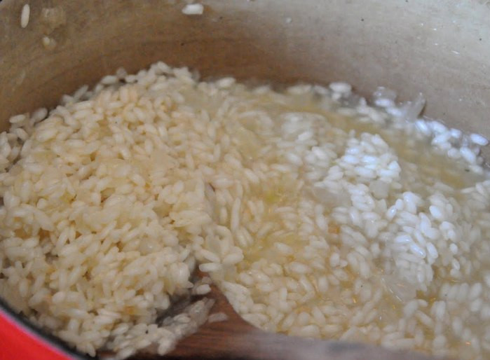 1. Этап. Ризотто с кукурузой: Когда вино испарится, заливаем рис приготовленным бульоном, сначала добавляем два черпака, продолжаем готовить рис до впитывания жидкости, при этом не перестаем его мешать. Так мы постоянно подливаем бульон в кастрюлю небольшими порциями, как только он испаряется, рис следует помешивать как можно чаще.