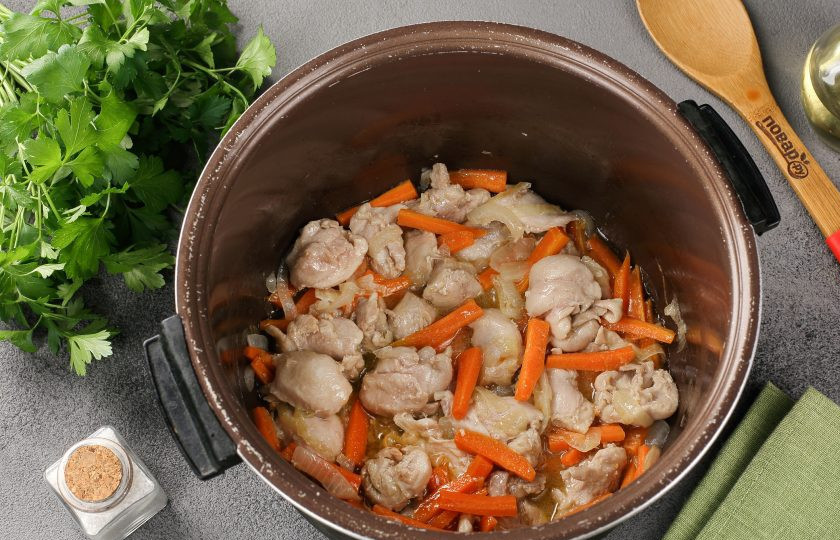 Плов из булгура с курицей в мультиварке 1. Этап. Плов из булгура с курицей в мультиварке: Затем добавьте куриное мясо, перемешайте и готовьте всё вместе ещё около 5 минут.