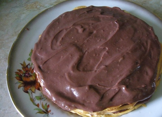 1. Этап. Крем для блинов: 4. Вот и все, теперь можно выкладывать по одному блинчики и смазывать их кремом. Между слоями можно выложить также ягоды, орешки или сухофрукты, например. Готовый тортик оставьте минимум на пару часов, чтобы он как следует пропитался.