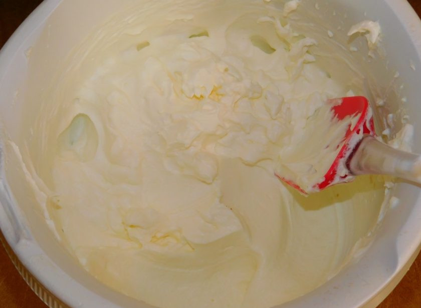 1. Этап. Шоколадный торт с малиной: Для крема взбейте сливки с сахарной пудрой.