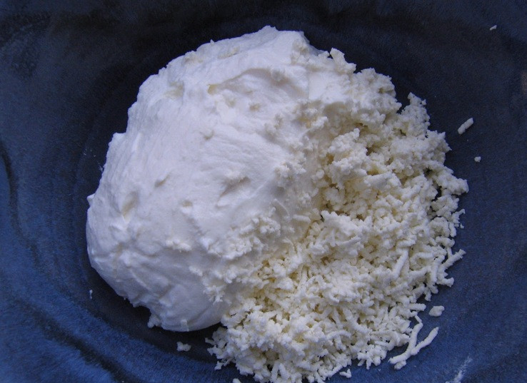 1. Этап. Хайдари: Смешайте йогурт и измельченный сыр фета.