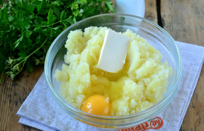 1. Этап. Картофельная запеканка классическая: К еще горячему картофельному пюре добавьте яйцо и сливочное масло, хорошенько размешайте. Если нужно, добавьте немного соли (если не добавляли ее, когда картофель варился).