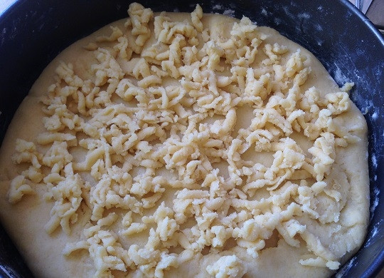 1. Этап. Песочный пирог с шоколадным кремом: 10. Остатки теста можно потереть на терке и распределить сверху на пирог.