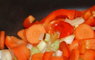 1. Этап. Рагу из конины: Очистим лук, перец и морковь, нарежем кусочками. Можно слегка запечь в духовке, а можно немножко обжарить на сухой сковороде.