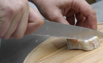 1. Этап. Картофельные колбаски: 4. Нарезаем мелко сало.