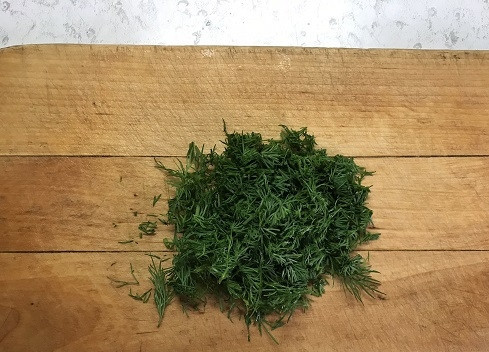 1. Этап. Рыбный салат Раковые шейки: Пока варится наша рыба и морковь, мы промываем укроп и измельчаем. Пару веточек можно оставить для украшения.