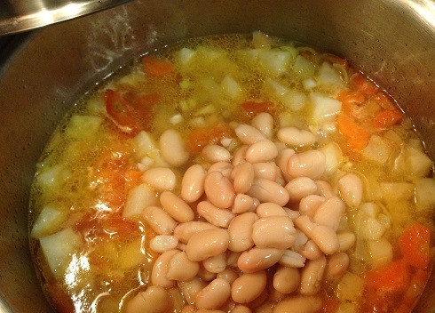 1. Этап. Суп с фасолью и шпинатом: 6. Отправляем в кастрюлю фасоль, варим минуты 2-3.