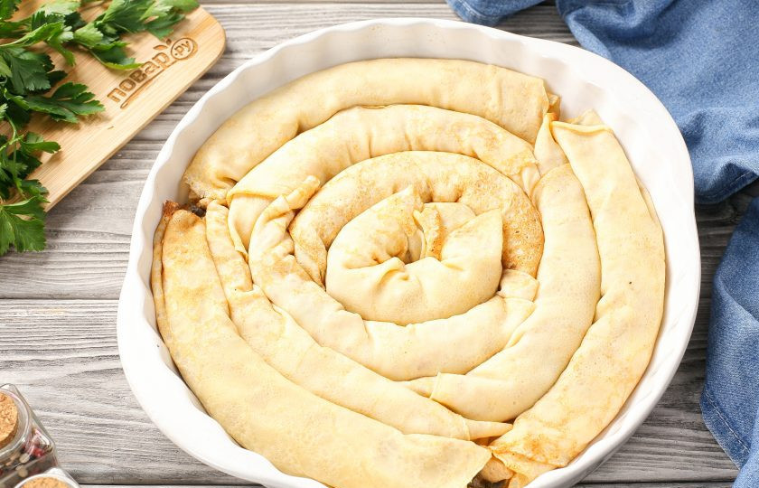 1. Этап. Блинный пирог с курицей и грибами Улитка: Таким образом нафаршируйте все блинчики и выложите их в смазанную маслом круглую форму для запекания по спирали, начиная от центра.