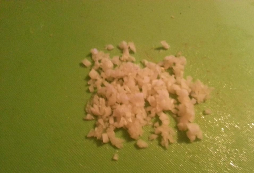 1. Этап. Салат из огурцов с чесноком: Также режем чеснок. Желательно порезать его тонкими пластинками, как огурцы. Но если не получается, то можно просто мелко измельчить.