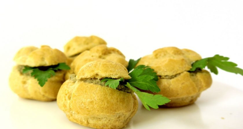 1. Этап. Профитроли закусочные: 6. У заготовки срежьте верхнюю треть, наполните начинкой и прикройте отрезанной крышечкой. Приятного аппетита!