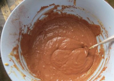 1. Этап. Торт Айсберг с орехами: Оставшееся тесто смешиваем с какао.