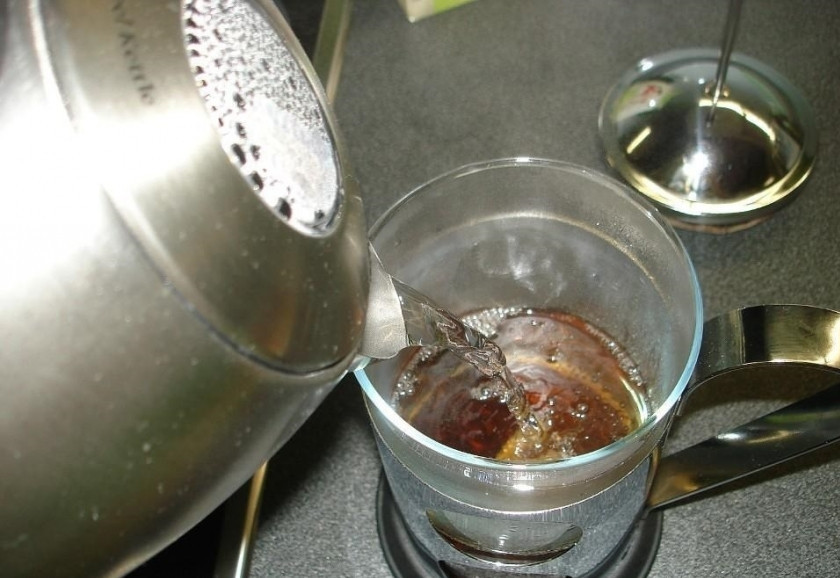 1. Этап. Пунш безалкогольный: 4. Ставлю на огонь чайник и завариваю 600-700 миллилитров черного чая с добавлением сухого или свежего имбиря.