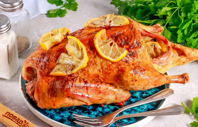 1. Этап. Утка с лимоном в духовке: Извлеките румяную тушку из духовки. Выложите утку на тарелку и украсьте лимонами. Подайте к столу горячей.