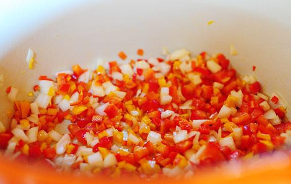 1. Этап. Пряная говядина с крупой и сыром: 4. В последний час времени приготовления сделать крупу. Нагреть оставшуюся 1 столовую ложку рапсового масла и 1 столовую ложку сливочного масла в кастрюле. Добавить нарезанный лук, сладкий перец, перец чили и готовить в течение 5 минут.