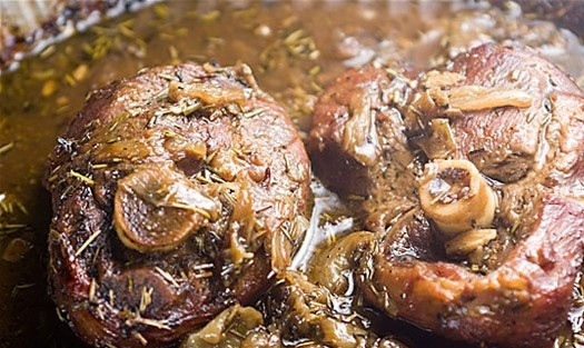 1. Этап. Говядина под кисло-сладким соусом: 3. Если видите, что подгорает, периодически добавляйте воду, но совсем немножко, мясо не должно тонуть в бульоне. Вот так выглядит готовое мясо.