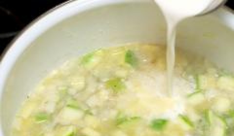 1. Этап. Суп из кабачков: Затем снимаем кастрюлю с огня, добавляем сметану, соль и перец по вкусу.