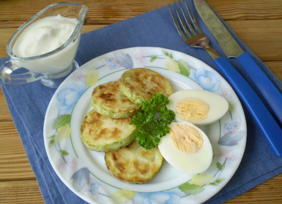 1. Этап. Кабачки жареные с яйцом: 9. На тарелочку положите две половинки яйца и жареные кабачки. Подавайте с различными соусами. Приятного!