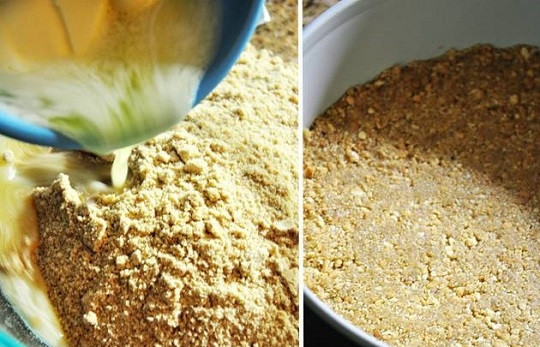 1. Этап. Торт за 20 минут без выпечки: 1. Первым делом нужно заняться коржом. Печенье измельчите в крошку, влейте растопленное сливочное масло. Аккуратно перемешайте, выложите в форму с разъемными бортами и плотно прижмите руками. Пока можно убрать корж в холодильник.