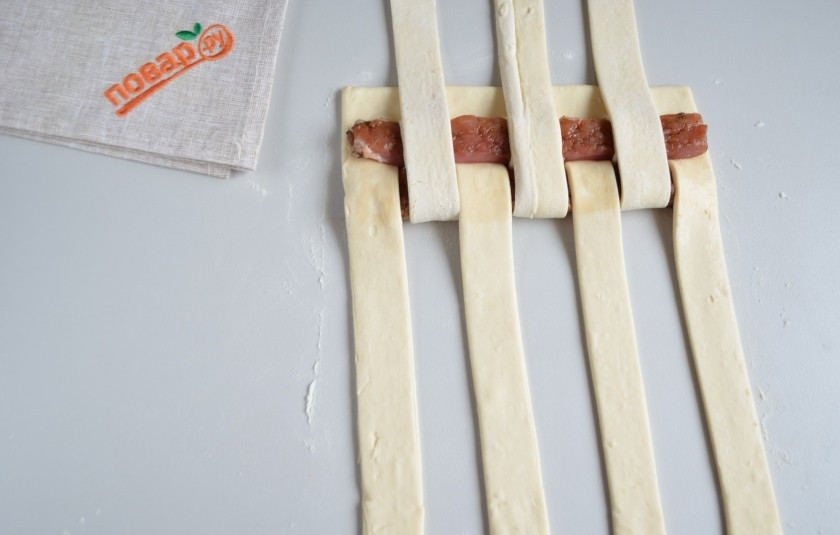 1. Этап. Мясо в тесте Шахматная доска: Отогните следующие полосочки и снова положите кусочек мяса.