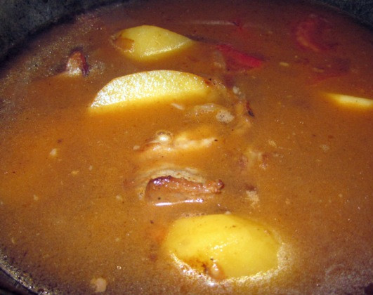 1. Этап. Шурпа из свиных ребрышек: После того, как помидоры потушатся-пожарятся минутки 2, заливаем в казан воду. ее должно быть столько, чтобы она слегка покрыла содержимое казана. После того, как наш суп закипит, добавляем все специи кроме зелени и уменьшаем огонь. Варим минут 30-40. Затем добавляем измельченный чеснок и даем супчику настояться. Перед подачей посыпать нарубленной зеленью.