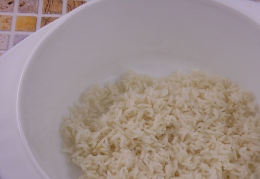 1. Этап. Рыбно-рисовый салат с кукурузой: Рис заранее отварить в кипящей подсоленной воде до готовности, 20 -25 минут. Затем воду слить, рис остудить и переложить в миску.