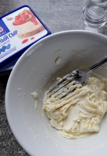 1. Этап. Булочки с грибами под сырной глазурью: Перемешать до однородности.