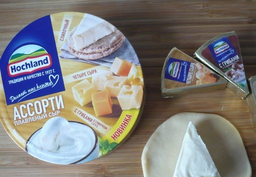 1. Этап. Булочки с плавленым сыром Ассорти: Раскатайте в кружок (отложенный в сторону кусочек теста) и выложите на него сырный треугольник плавленого сыра 