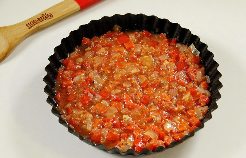 1. Этап. Домашний рататуй: Выложите томатный соус на дно формы для запекания.