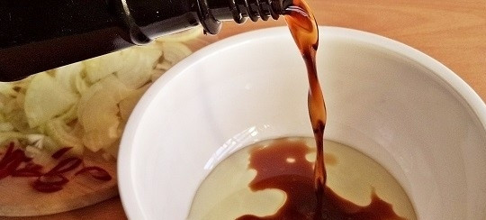 1. Этап. Маринад для кролика: 3. Возьмите небольшую мисочку. Влейте в нее постное масло. Затем добавьте к маслу бальзамический уксус (достаточно 2-х столовых ложек).