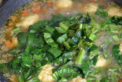 1. Этап. Густая похлёбка с фрикадельками и шпинатом: В кипящий суп кладём шпинат, доводим 5 минут до готовности на среднем огне.