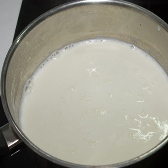 1. Этап. Сливочное желе: Смешать сливки с молоком и поставить на медленный огонь.