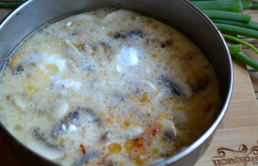 1. Этап. Грибной крем-суп из шампиньонов: Влейте воду или бульон, чтобы ингредиенты были закрыты не более, чем на 1 см. Конечно, более вкусным получится суп, сваренный на бульоне, но за неимением такового можно использовать и воду. Варите суп (или я бы даже сказала тушите) 15-20 минут до готовности всех ингредиентов.