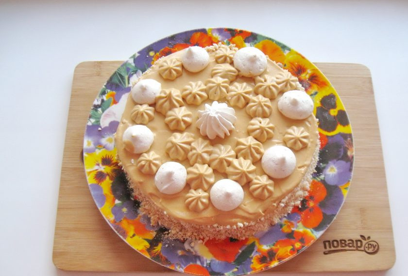 1. Этап. Меренговый торт: Бока торта посыпьте измельченной меренгой. Украсьте торт по своему вкусу.
