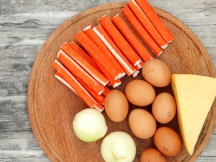 1. Этап. Слоеный салат с крабовыми палочками: 1. Вот такой набор основных ингредиентов будет использован в этот простой рецепт слоеного салата с крабовыми палочками.