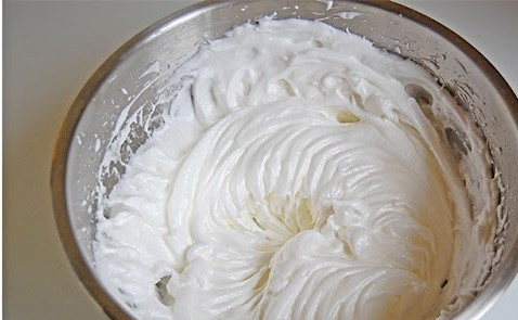 1. Этап. Торт Царский: Отдельно взбиваем яичные белки до жесткости, затем добавляем 35 грамм сахарной пудры и взбиваем еще около 10 секунд.