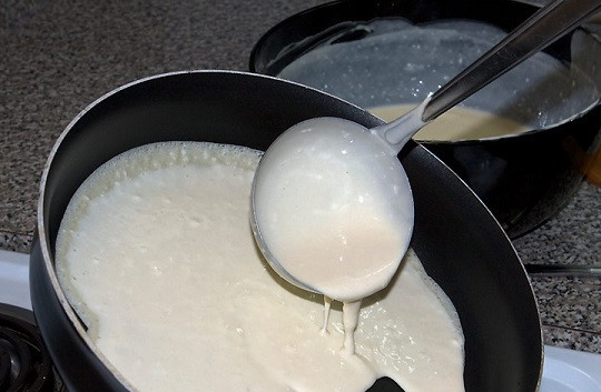 1. Этап. Блины обыкновенные: 8. Таким образом нужно налить тонким слоем тесто и оставить жариться на сильном огне.