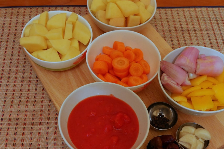 1. Этап. Рагу в казане: Овощи промойте и очистите. Картофель нарежьте на четвертинки. Морковь порежьте кружочками. Лук и перец болгарский нарезаем произвольно.