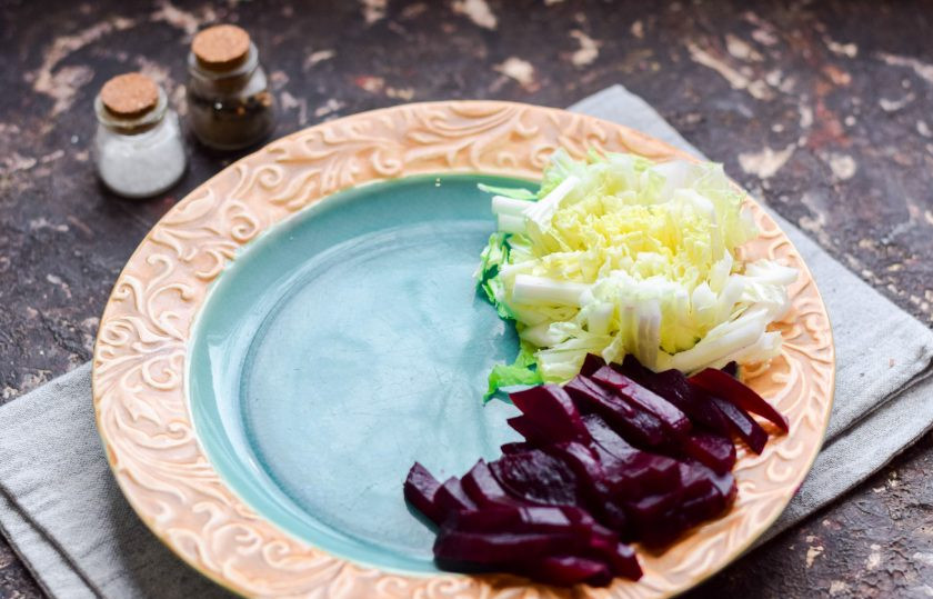 1. Этап. Французский салат со свеклой: Свеклу заранее отварите и остудите, почистите. Далее нарежьте свеклу небольшими полосками. Пекинскую капусту сполосните и нарежьте полосками, выложите рядом со свеклой - небольшими кучками.