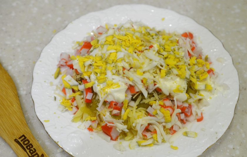 1. Этап. Салат Кардинал: 7. Натертые яйца.