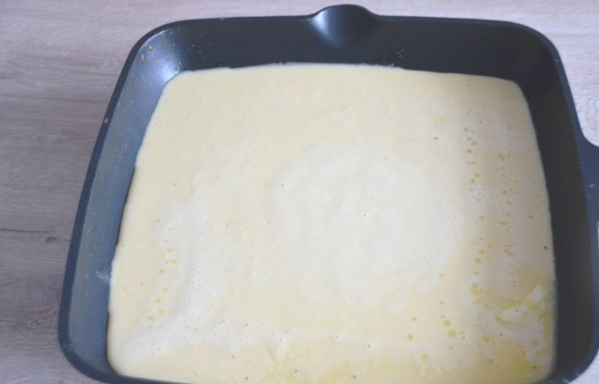 1. Этап. Голландские блины: Влейте сразу все тесто, поставьте выпекаться на 20 минут при температуре 220 градусов.