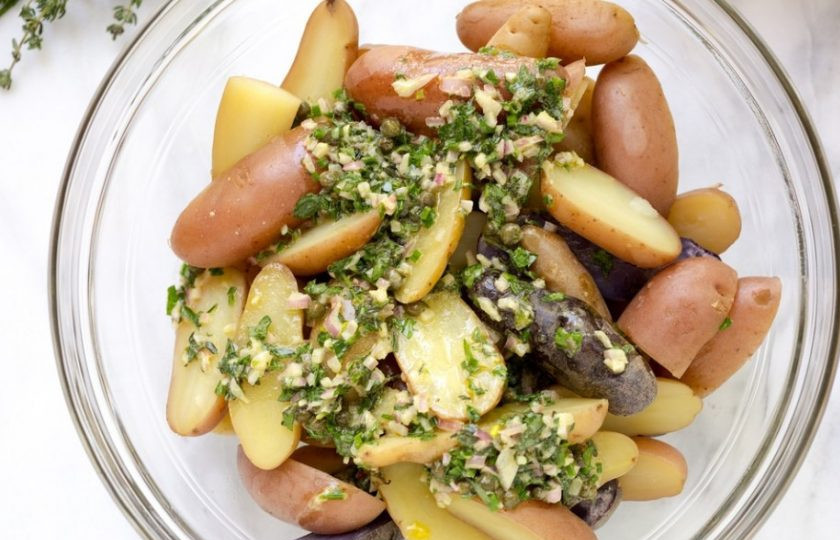 1. Этап. Салат Французский: Заправку влейте к ещё тёплому картофелю. Перемешайте и оставьте хотя бы на час, чтобы картошка хорошо пропиталась.