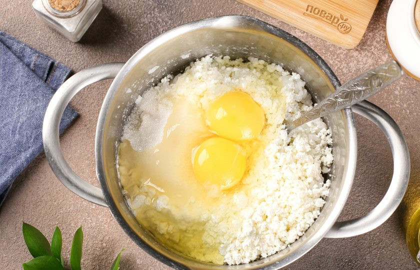 1. Этап. Рисовые оладьи с творогом: Дайте рису немного остыть, после чего добавьте размятый вилкой творог, яйца, муку, соль и сахар по вкусу.