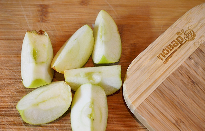 1. Этап. Курица в сидре с яблоками: Яблоки порежьте дольками.