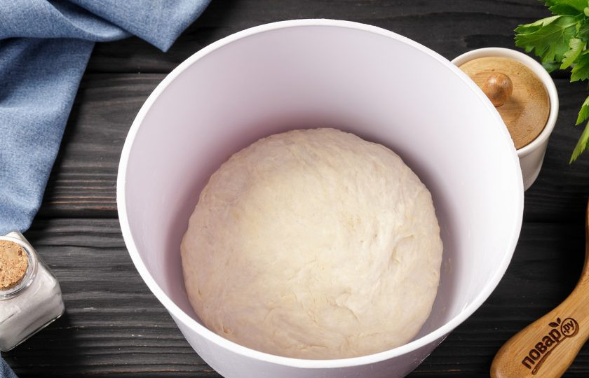 1. Этап. Армянский хачапури: Замесите мягкое и чуть липкое пластичное тесто. Соберите его в шар, накройте миску полотенцем и уберите в тёплое место примерно на час.