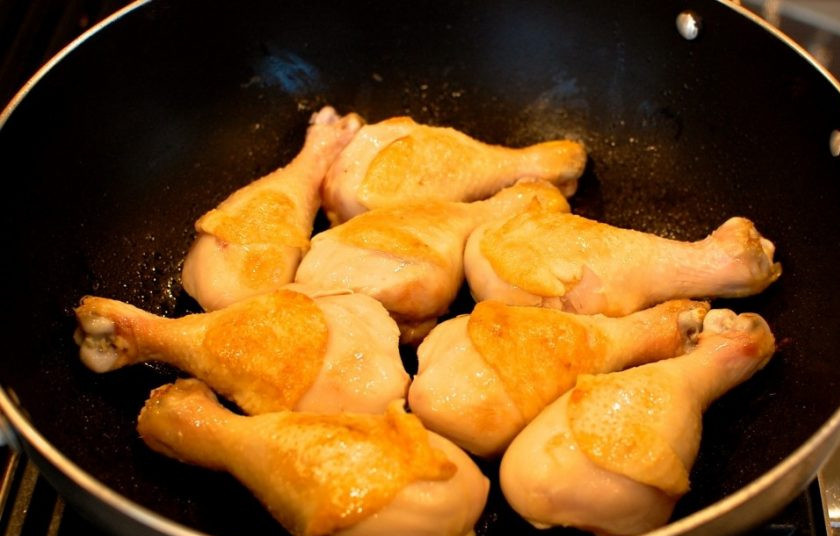 1. Этап. Куриные ножки в соусе Терияки: 3. В сковороде разогрейте рапсовое масло, выложите куриные ножки и обжарьте их со всех сторон до золотистой корочки.