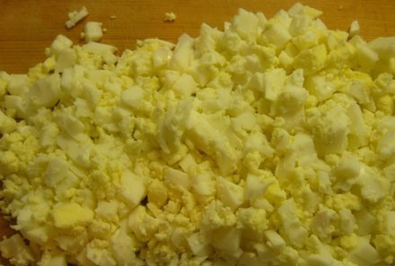 1. Этап. Зразы с яйцом в духовке: Предварительно отваренные яйца так же мелко нарезаем и смешиваем с обжаренным луком. Солим и посыпаем молотым перцем.