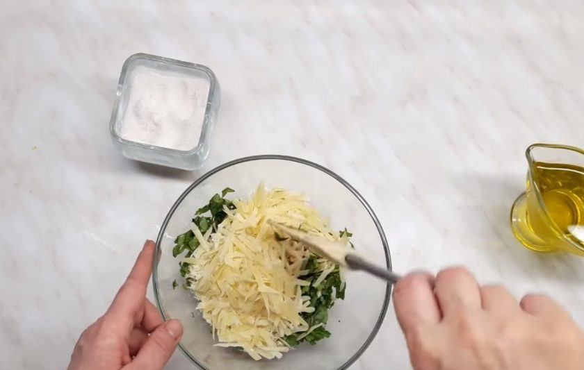 1. Этап. Домашний соус Песто: 2. Зелень — базилик и петрушку — мелко нарежьте и добавьте к чесноку и соли. Кедровые орехи, прогретые на сухой сковороде в течение трех минут, добавьте к зелени.